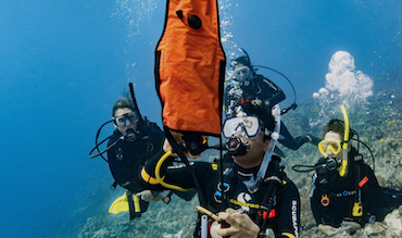 Delayed Surface Marker Buoy (DSMB) Diver